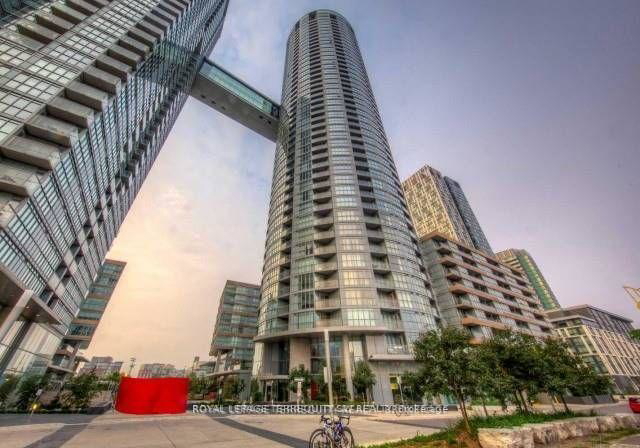21-iceboat-terrace-toronto-ontario-c12682596