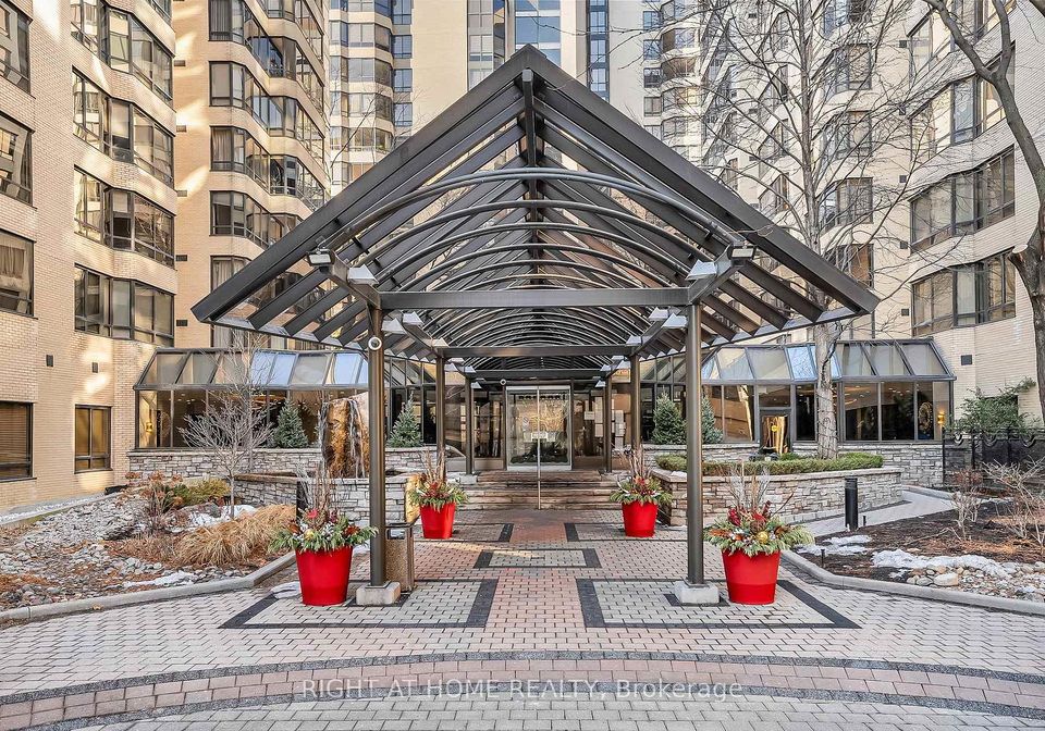 280-simcoe-street-toronto-ontario-c12685132