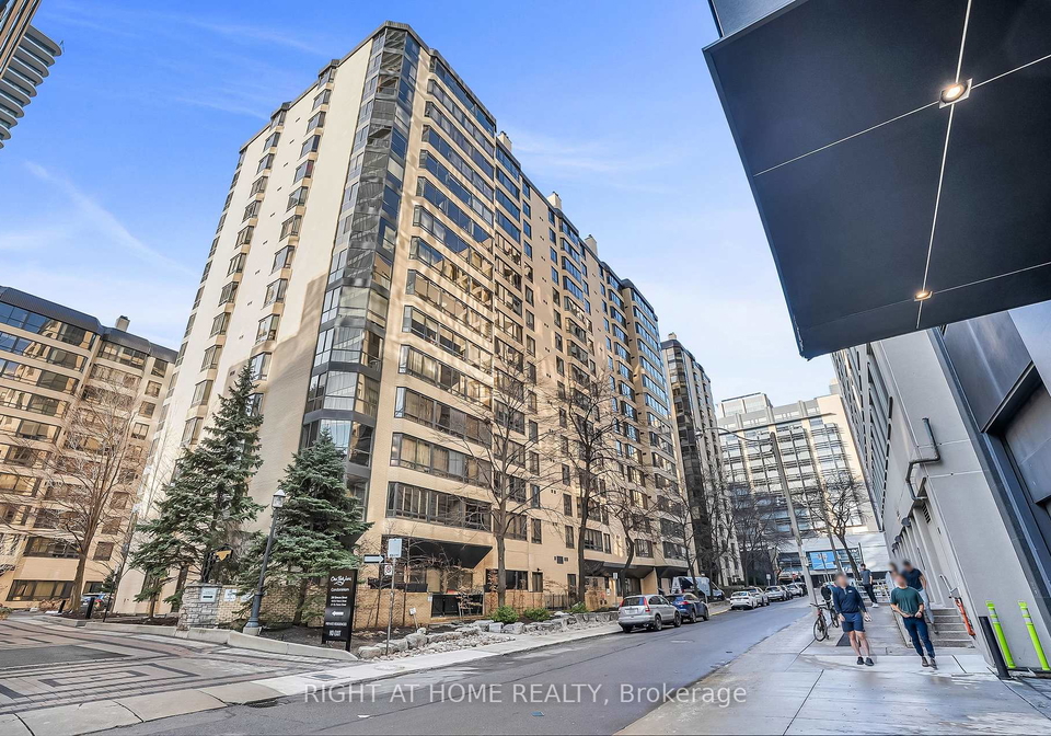 280-simcoe-street-toronto-ontario-c12685132
