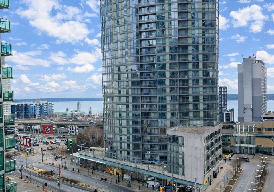 1-concord-cityplace-way-toronto-ontario-c12685660