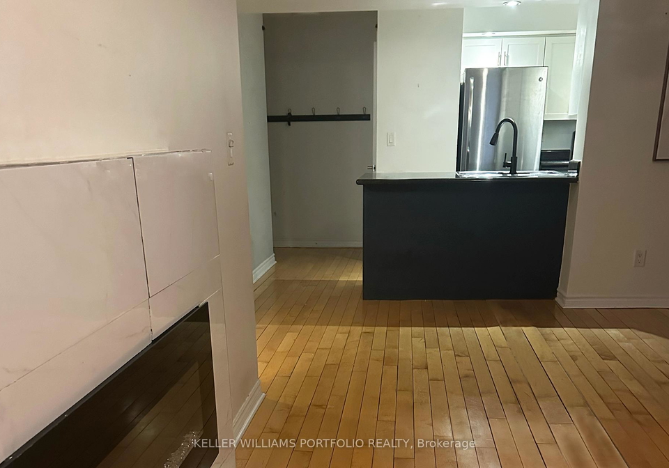250-wellington-street-w-toronto-ontario-c12693414