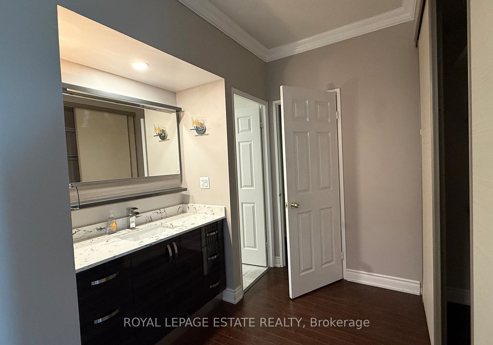 280-simcoe-street-toronto-ontario-c12693846