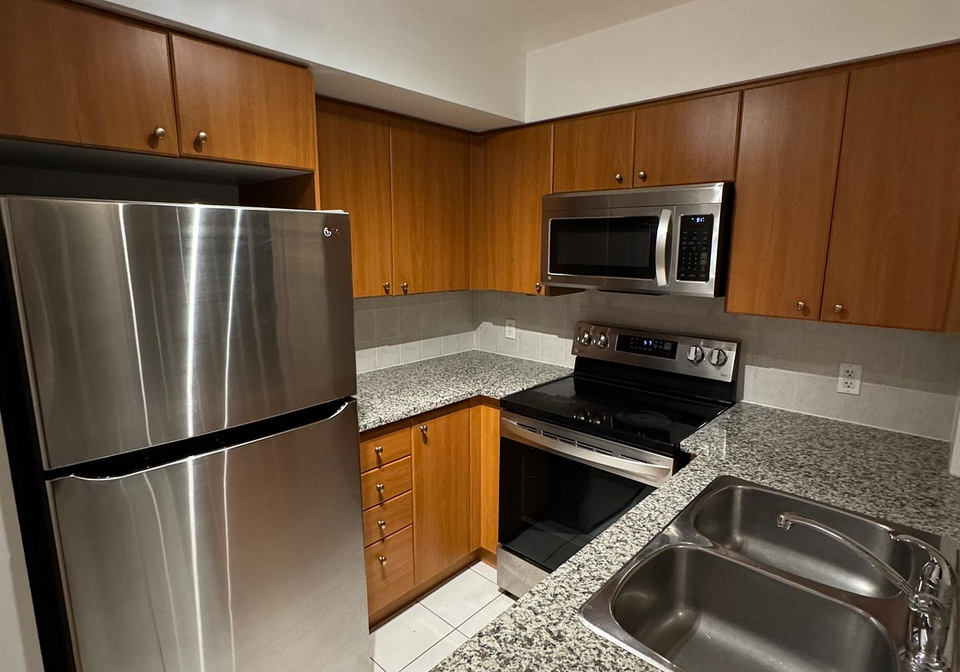 30-grand-trunk-crescent-toronto-ontario-c12695662