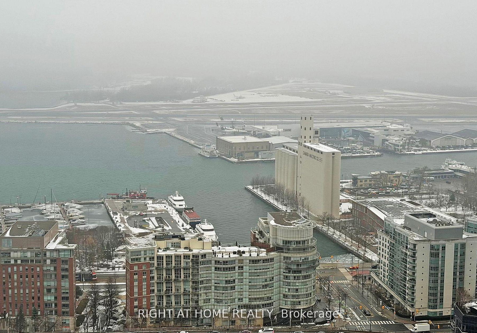 21-iceboat-terrace-toronto-ontario-c12701540