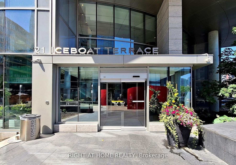 21-iceboat-terrace-toronto-ontario-c12701540