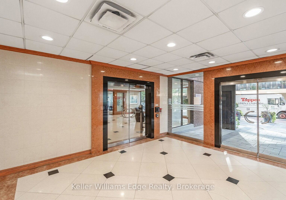 633-bay-street-toronto-ontario-c12706452