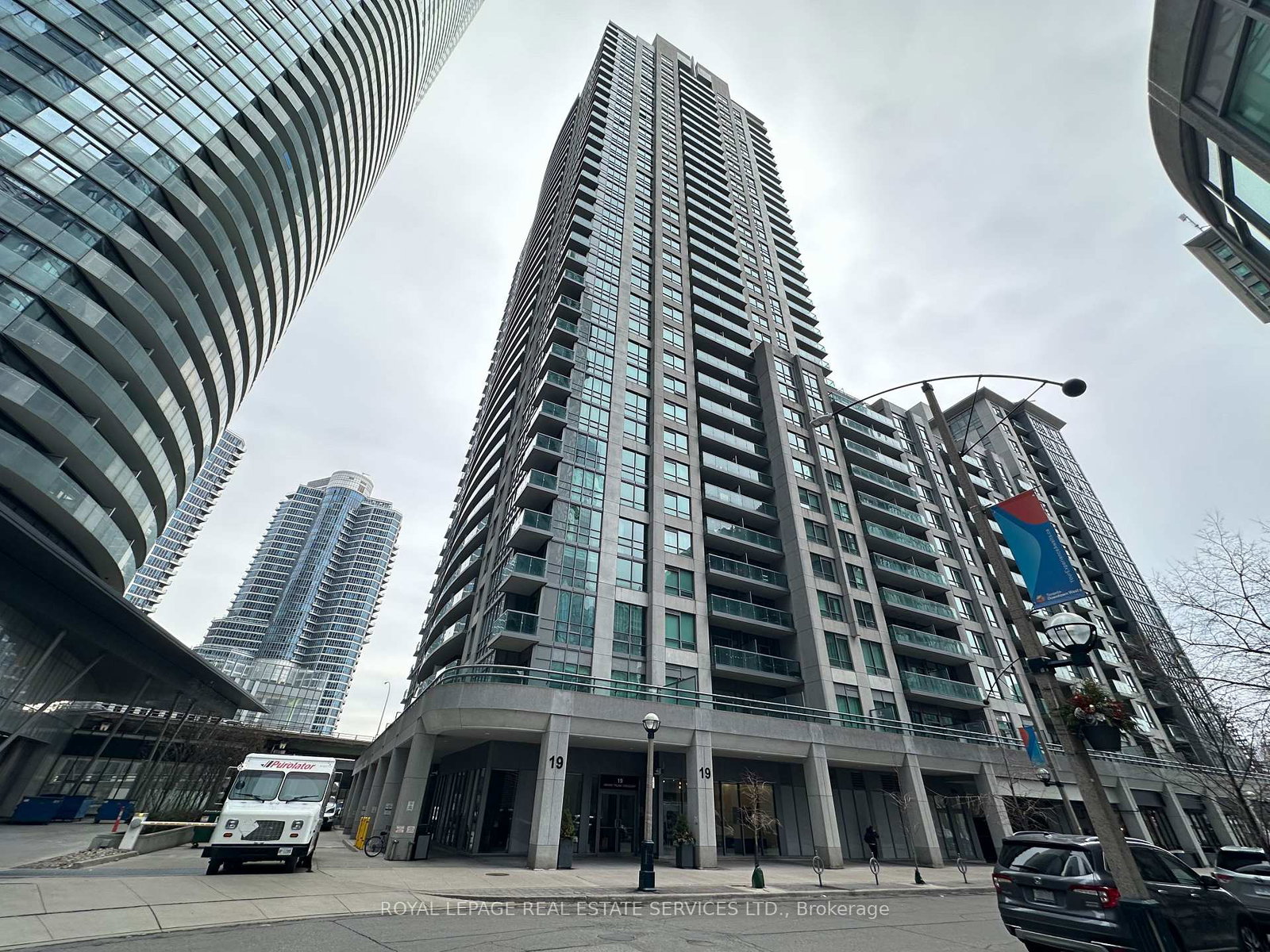 19-grand-trunk-crescent-toronto-ontario-c12717980