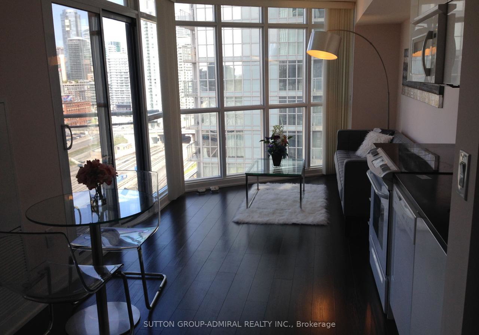 21-iceboat-terrace-toronto-ontario-c12736474