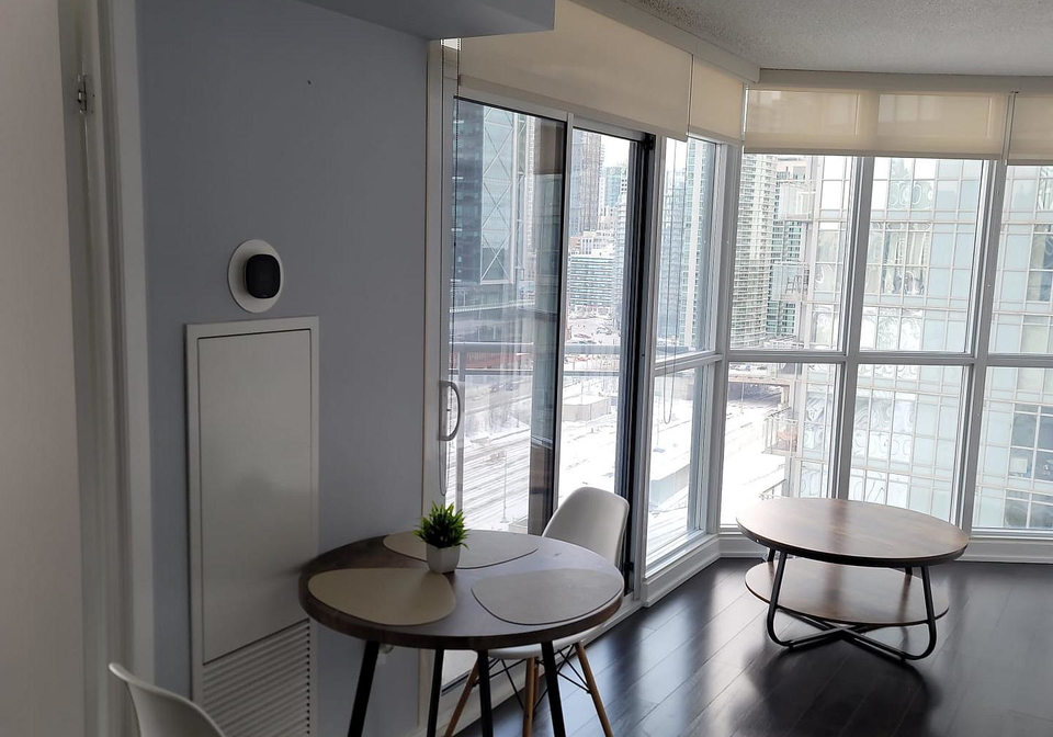 21-iceboat-terrace-toronto-ontario-c12736474