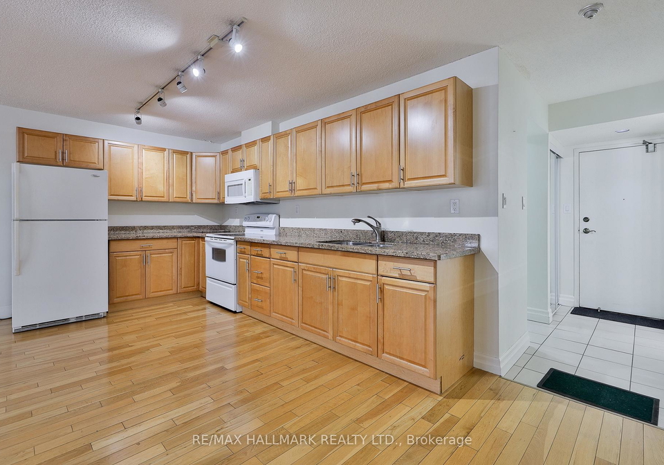 633-bay-street-toronto-ontario-c12744098