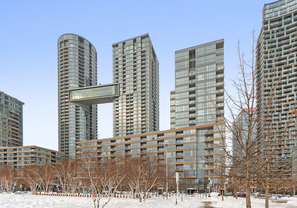21-iceboat-terrace-toronto-ontario-c12744292
