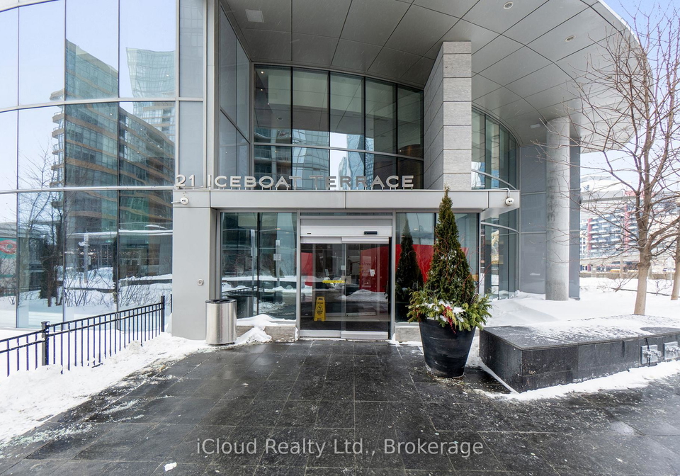 21-iceboat-terrace-toronto-ontario-c12744292