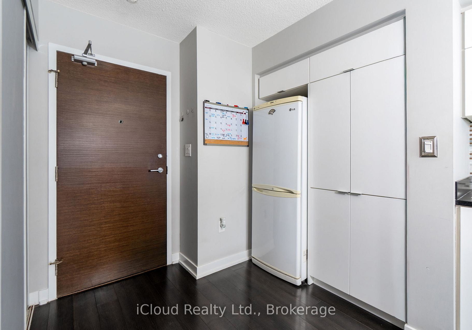 21-iceboat-terrace-toronto-ontario-c12744292