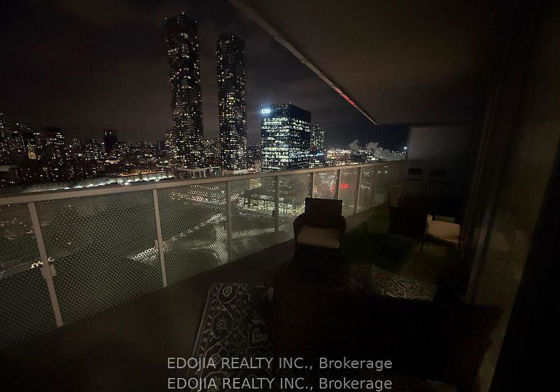 15-queens-quay-e-toronto-ontario-c12744598