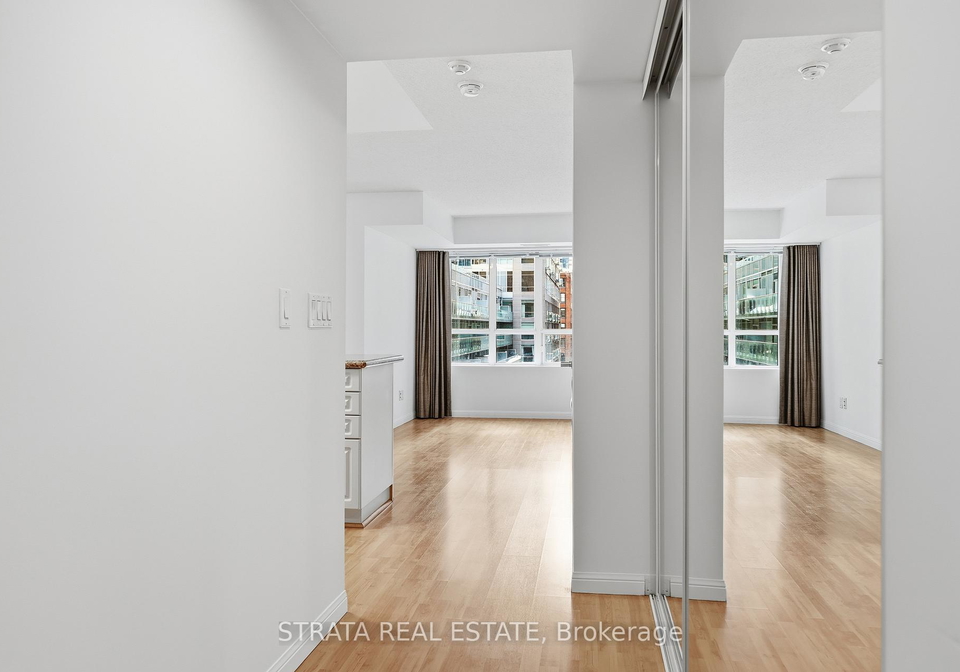 140-simcoe-street-toronto-ontario-c12746196