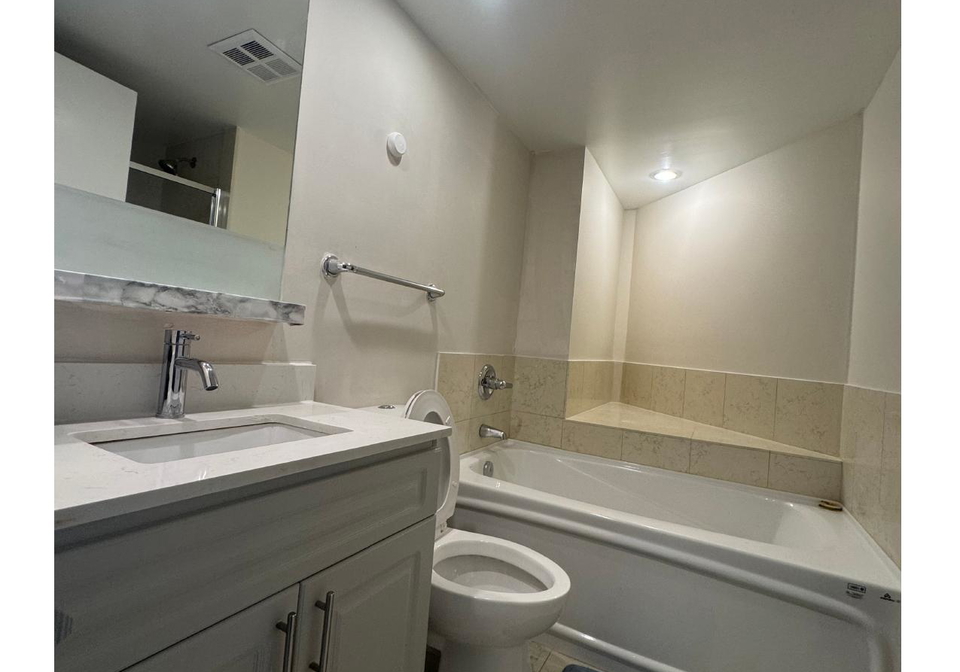208-queens-quay-w-toronto-ontario-c12746244