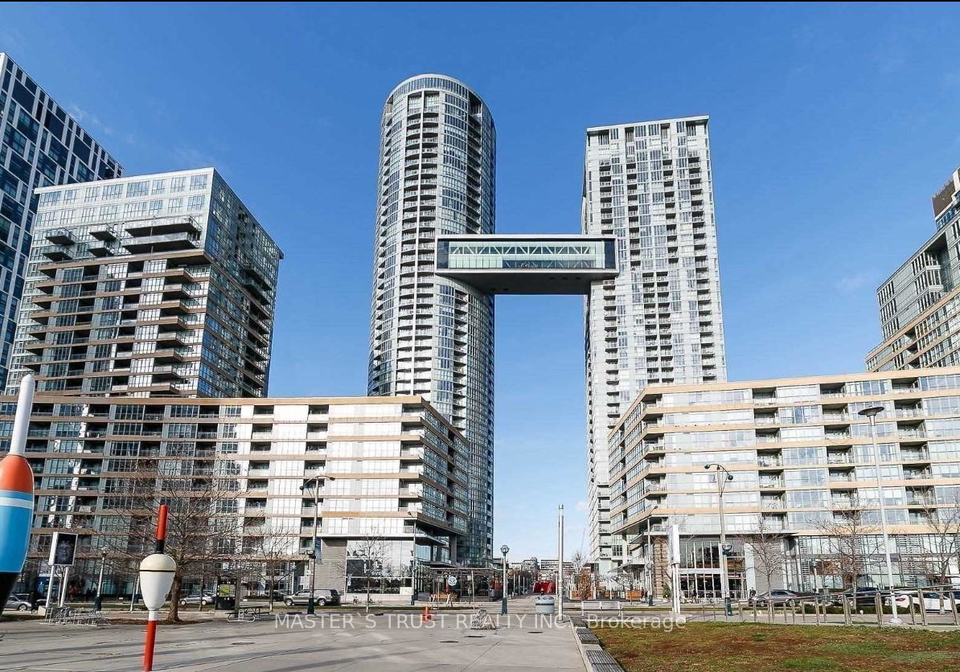 15-iceboat-terrace-toronto-ontario-c12746270