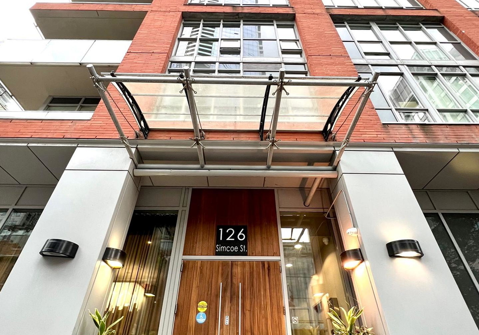 126-simcoe-street-toronto-ontario-c12753422