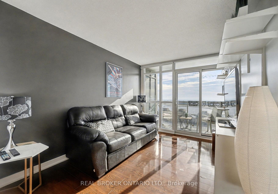 15-iceboat-terrace-toronto-ontario-c12758664