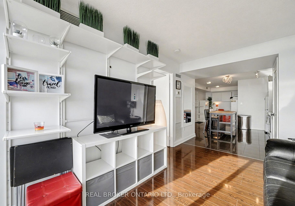 15-iceboat-terrace-toronto-ontario-c12758664