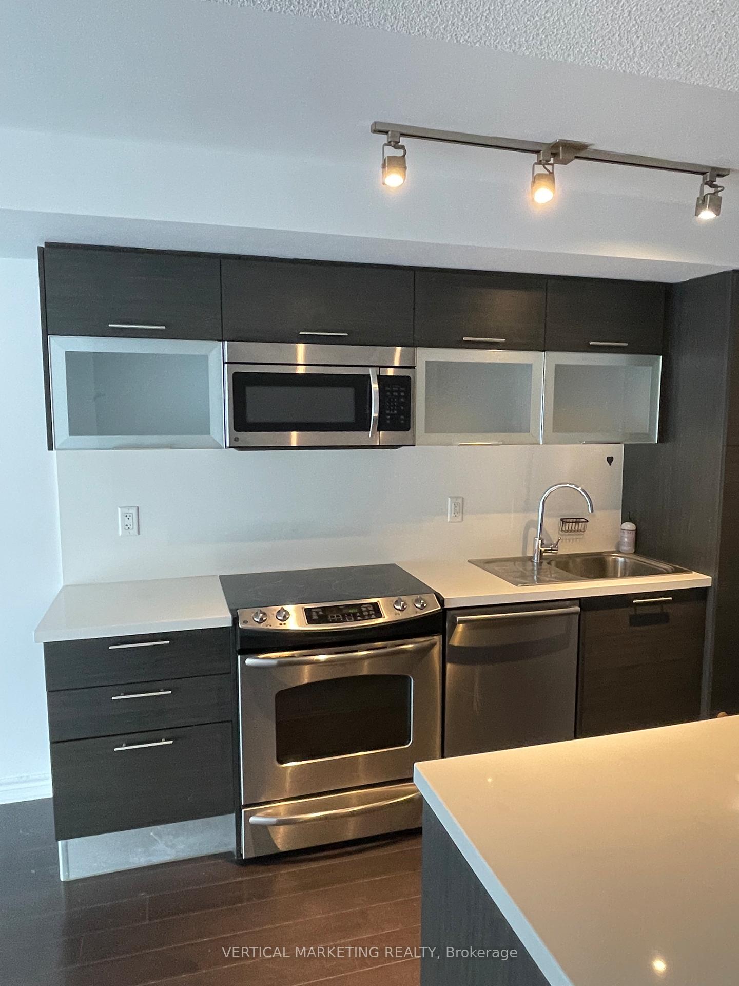 386-yonge-street-toronto-ontario-c12759720