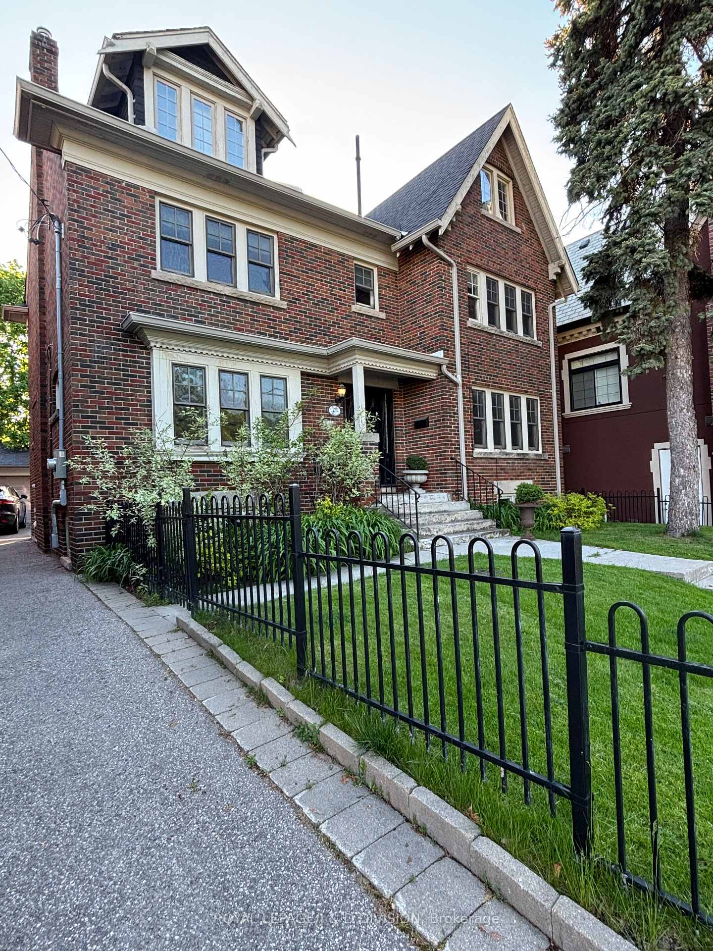 1252-avenue-road-toronto-ontario-c12763058