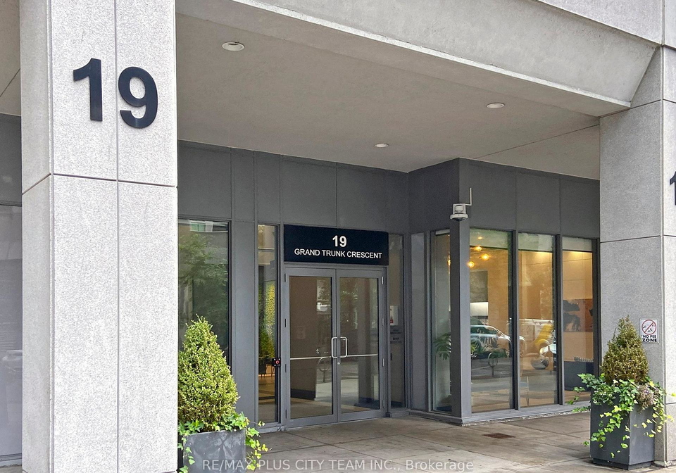 19-grand-trunk-crescent-toronto-ontario-c12772822