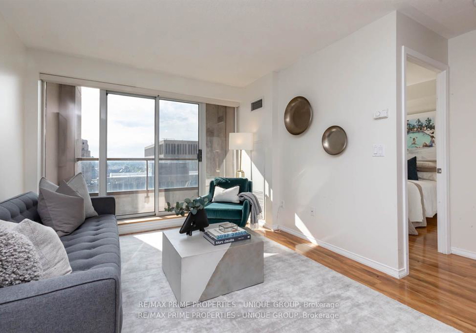909-bay-street-toronto-ontario-c12789736