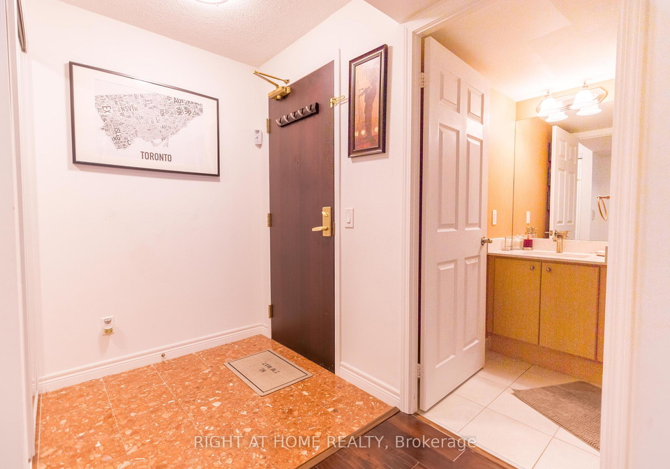 30-grand-trunk-crescent-toronto-ontario-c12791894