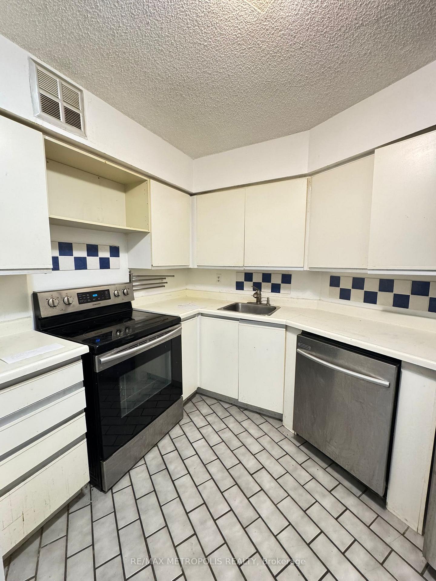 250-queens-quay-w-toronto-ontario-c12799366