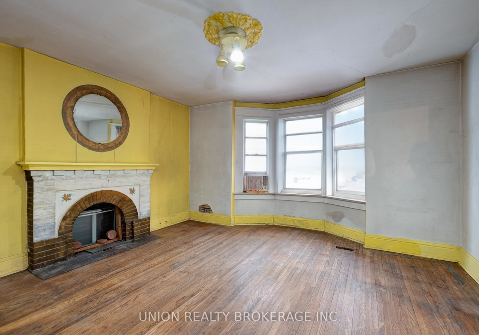 697-manning-avenue-toronto-ontario-c12811870