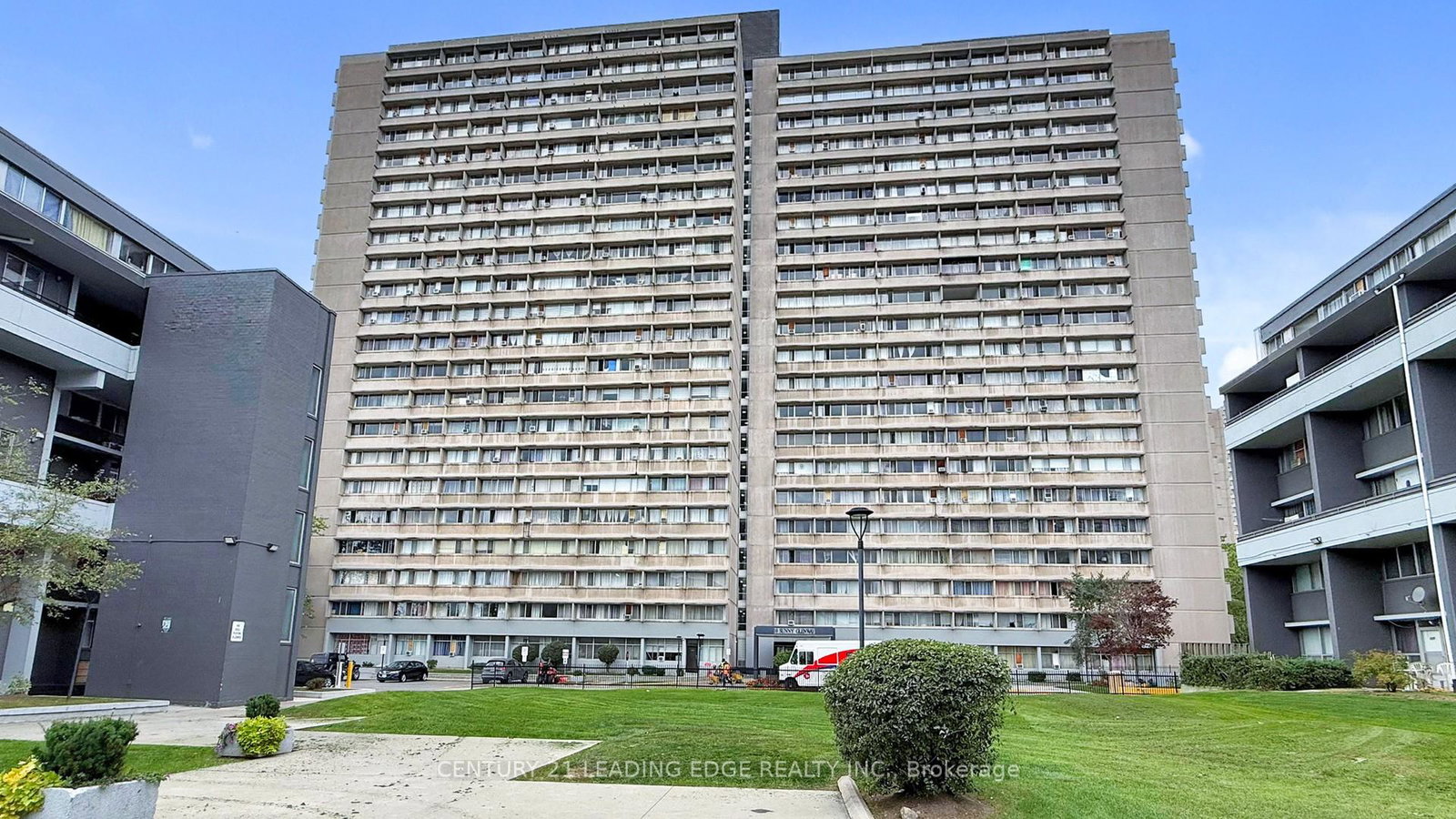 10-sunny-glenway-east-york-ontario-c12823682