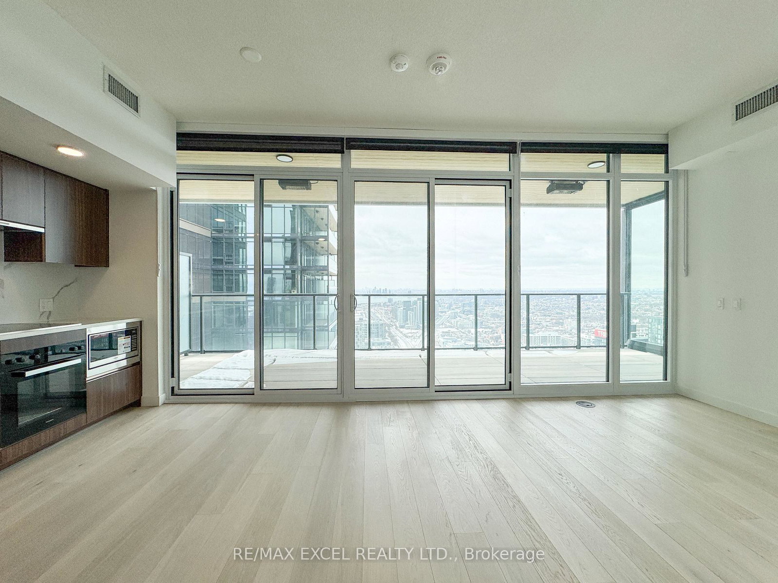 1-concord-city-place-way-toronto-ontario-c12828004
