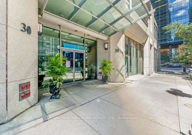30-grand-trunk-crescent-toronto-ontario-c12830802