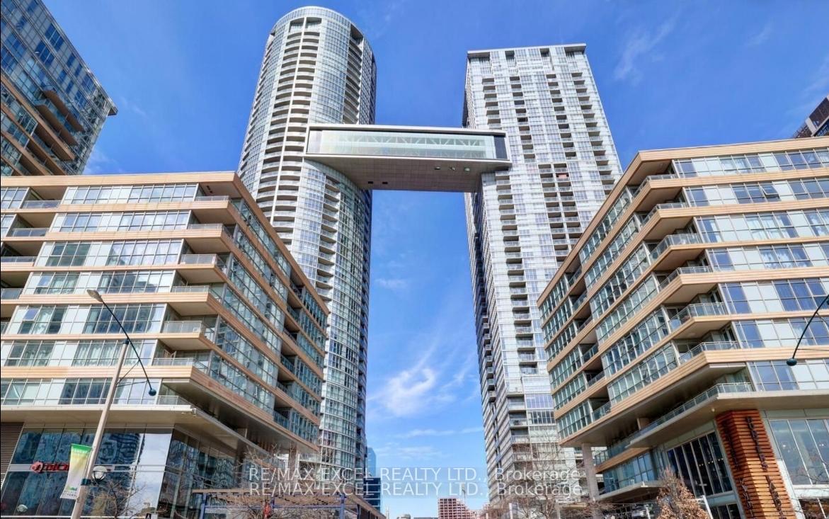 15-iceboat-terrace-toronto-ontario-c12830878