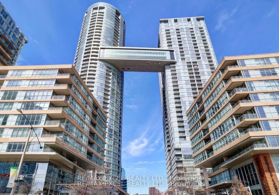 15-iceboat-terrace-toronto-ontario-c12830878