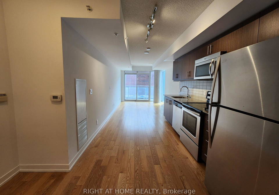 10-willison-square-toronto-ontario-c12832724