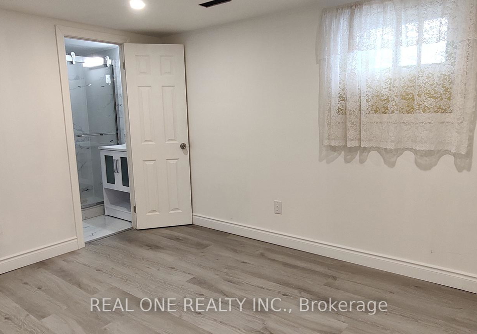 9-lisburn-crescent-north-york-ontario-c12833544