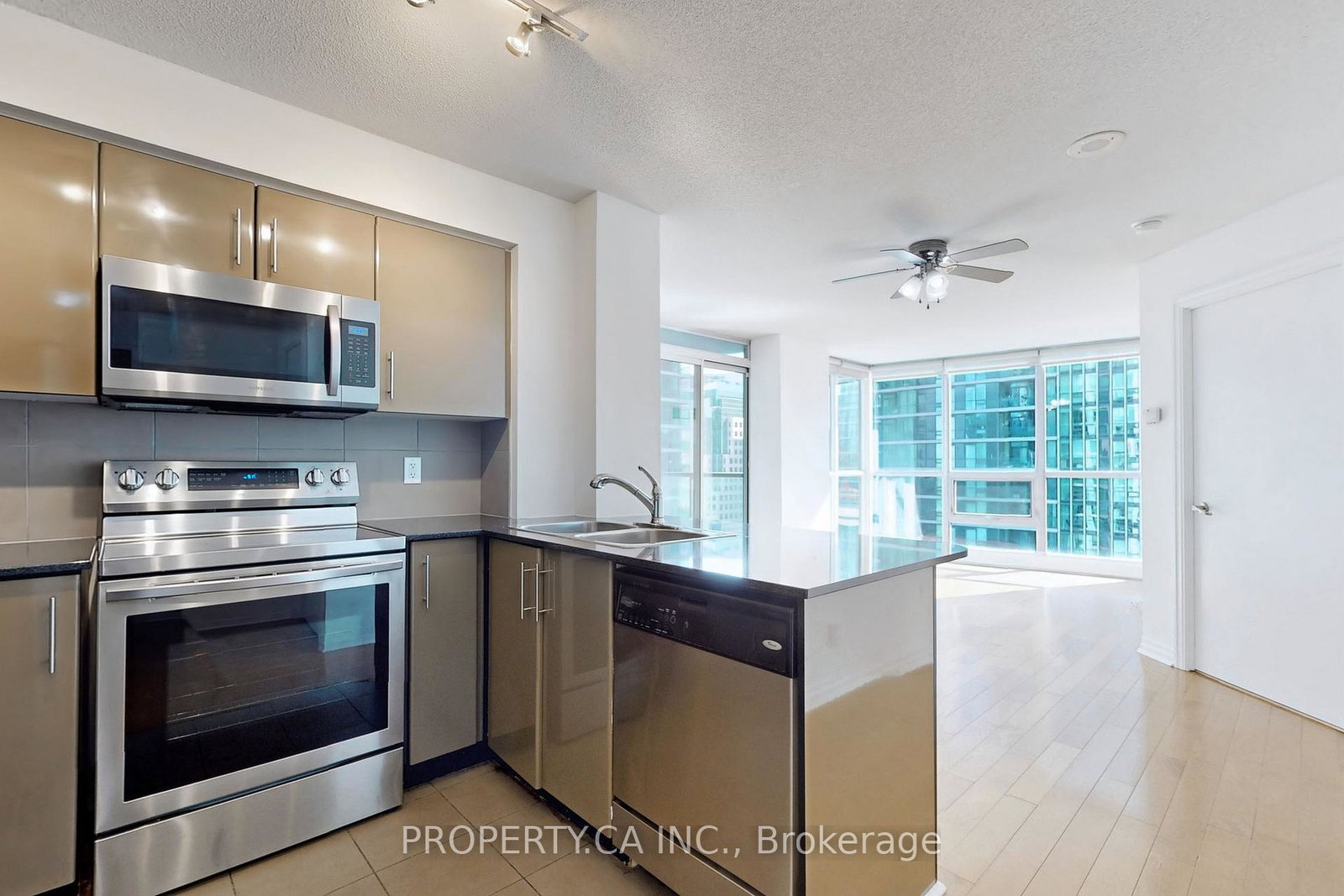 16-yonge-street-toronto-ontario-c12833694