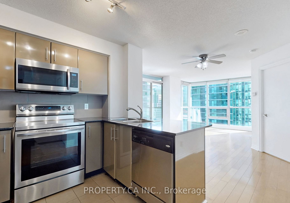 16-yonge-street-toronto-ontario-c12833694