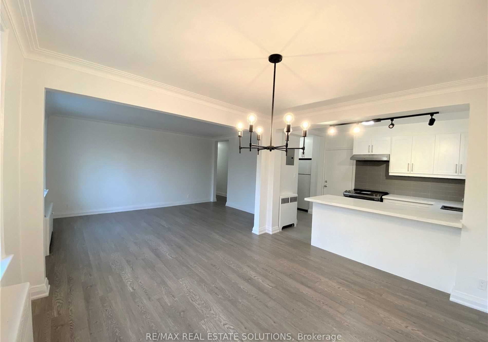5-warwick-avenue-toronto-ontario-c12836076