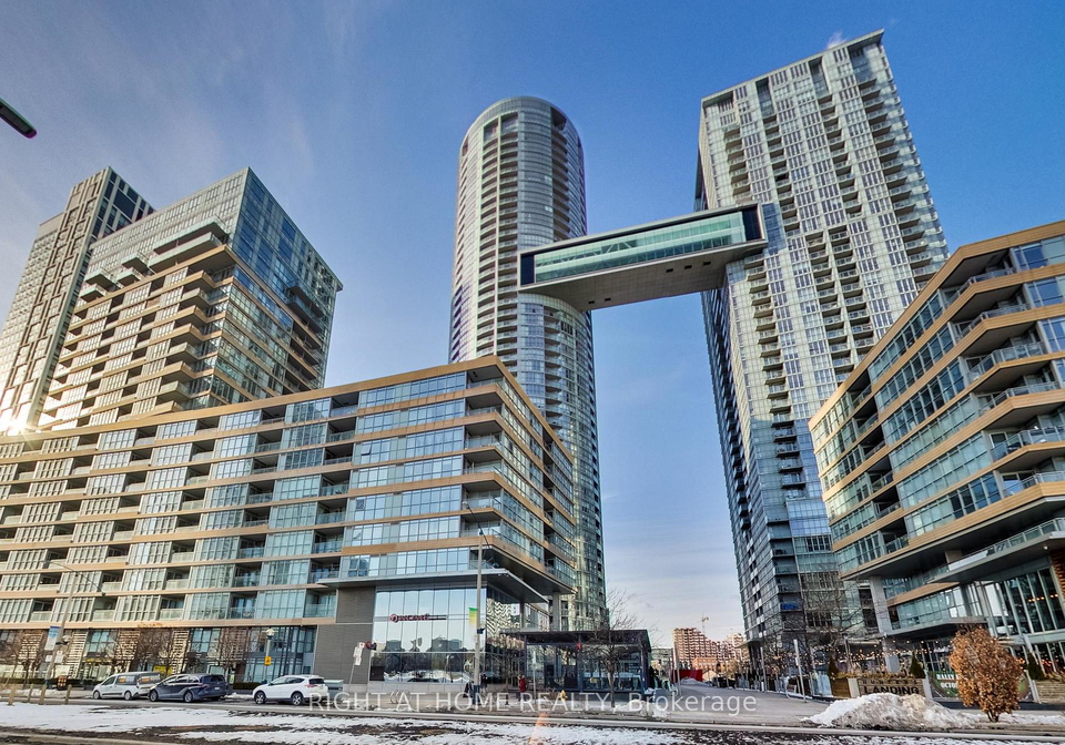 21-iceboat-terrace-toronto-ontario-c12837728