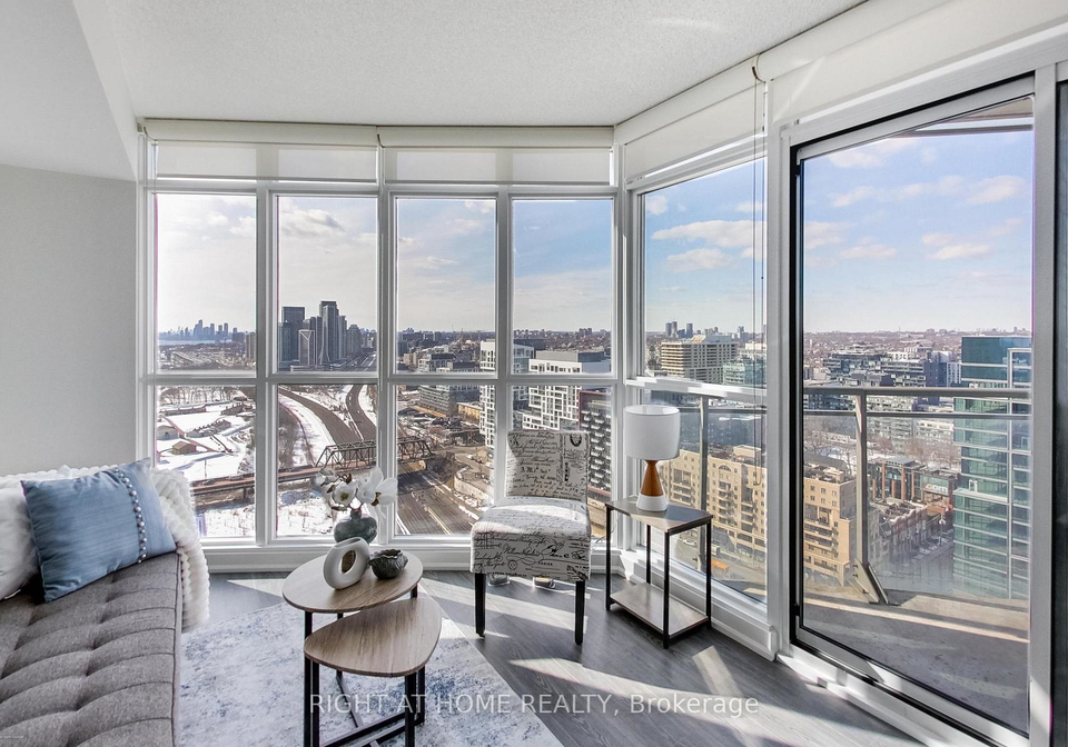 21-iceboat-terrace-toronto-ontario-c12837728