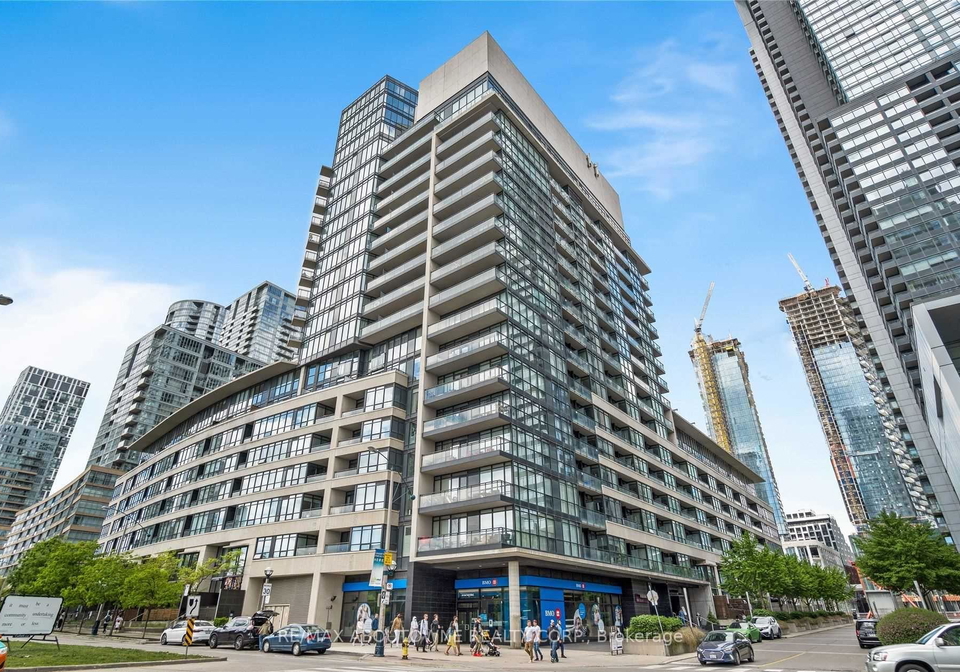 8-telegram-mews-toronto-ontario-c12839580