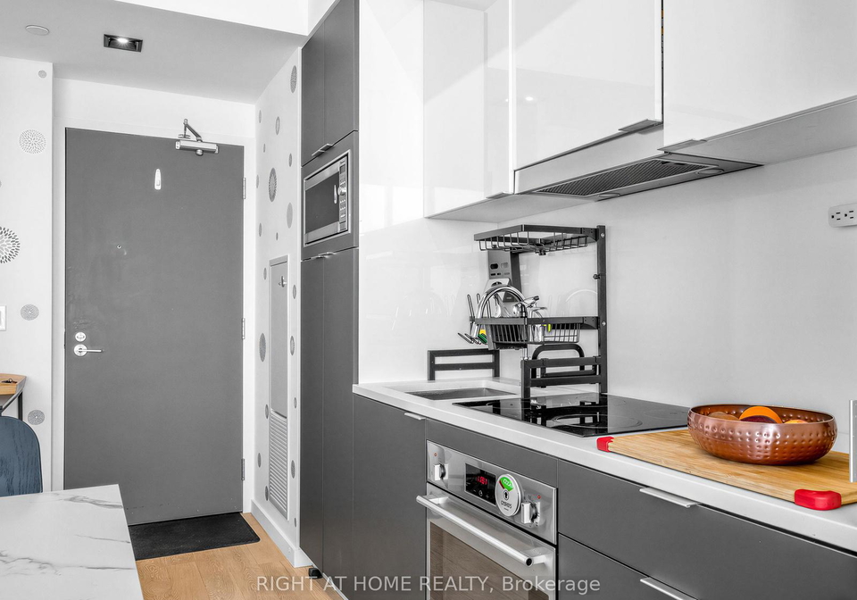 170-bayview-avenue-toronto-ontario-c12841402