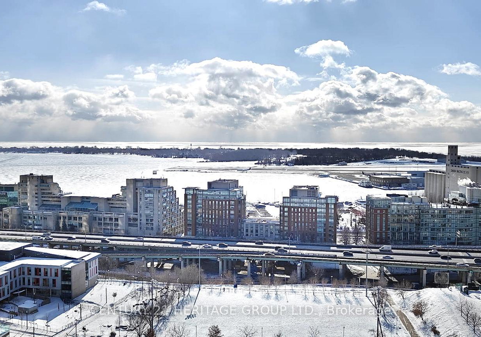 15-iceboat-terrace-toronto-ontario-c12845542