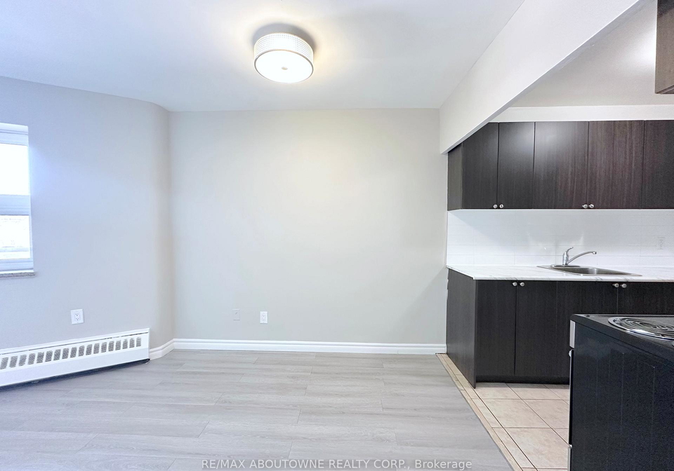 32-carluke-crescent-north-york-ontario-c12852984