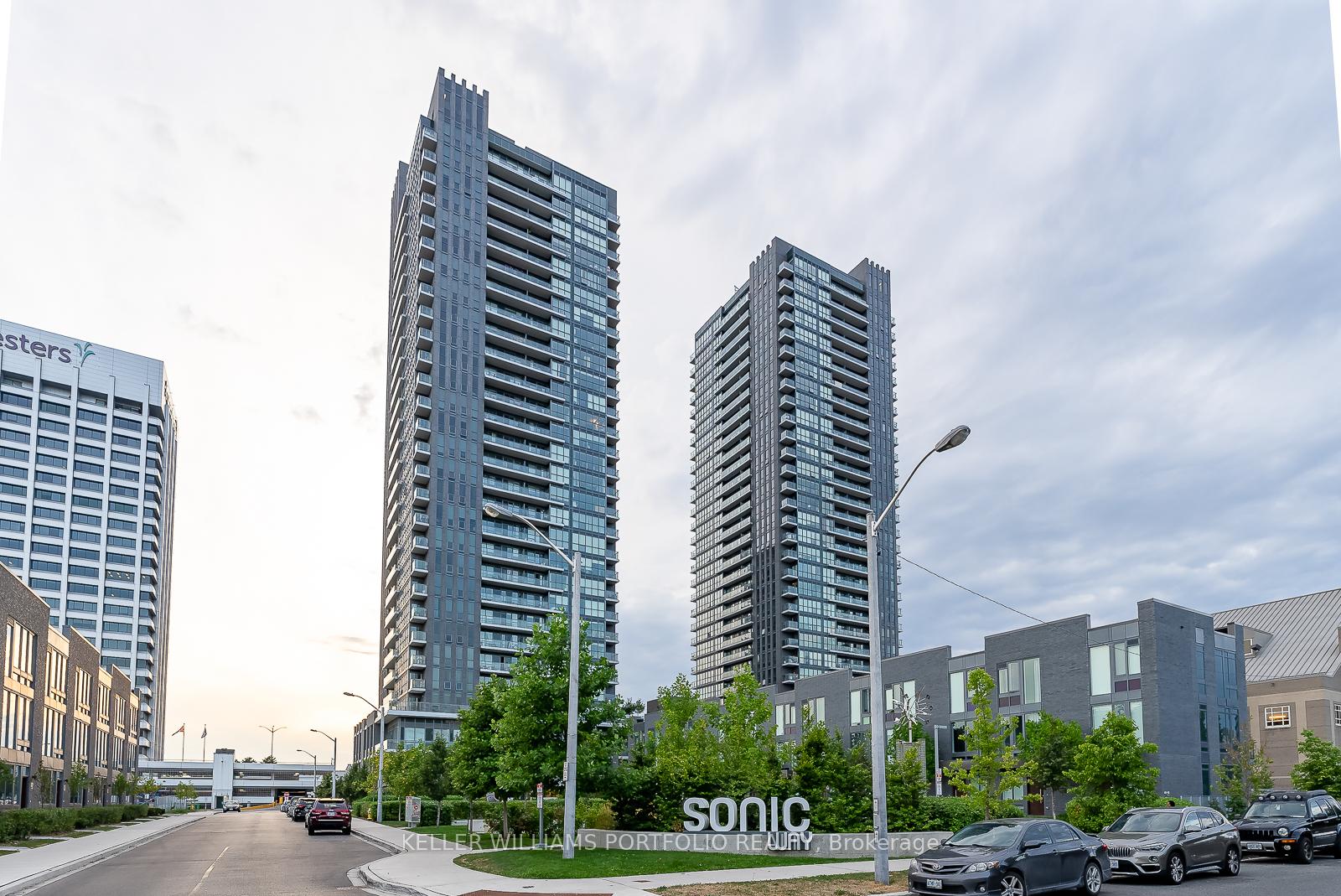 6-sonic-way-east-york-ontario-c12855620