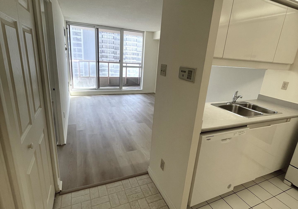 736-bay-street-toronto-ontario-c12858812