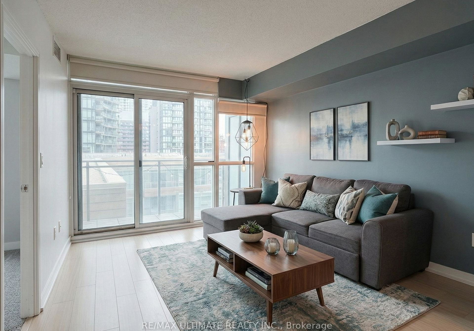 15-iceboat-terrace-toronto-ontario-c12861156